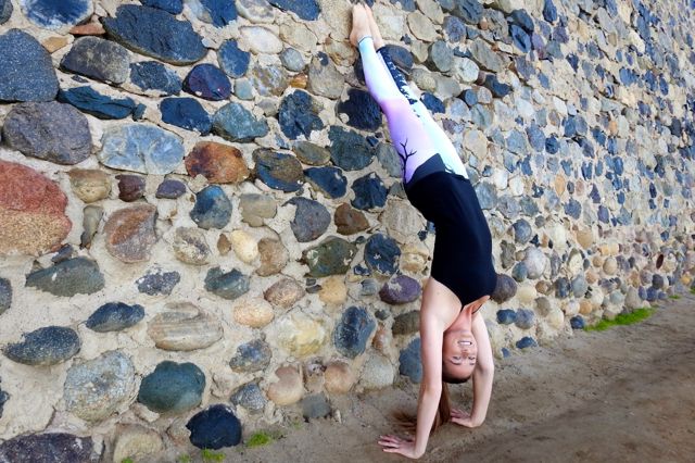 Powerful Pose hand stand med